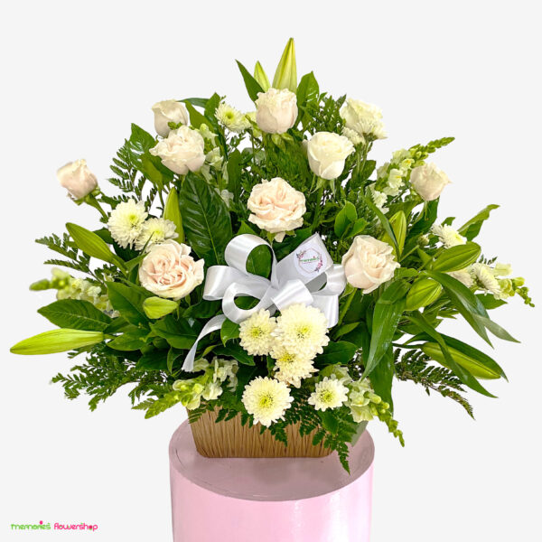 Arreglo floral con rosas blancas de Ecuador, lirios, centro verde, dragon blanco y follajes, ideal para funeral