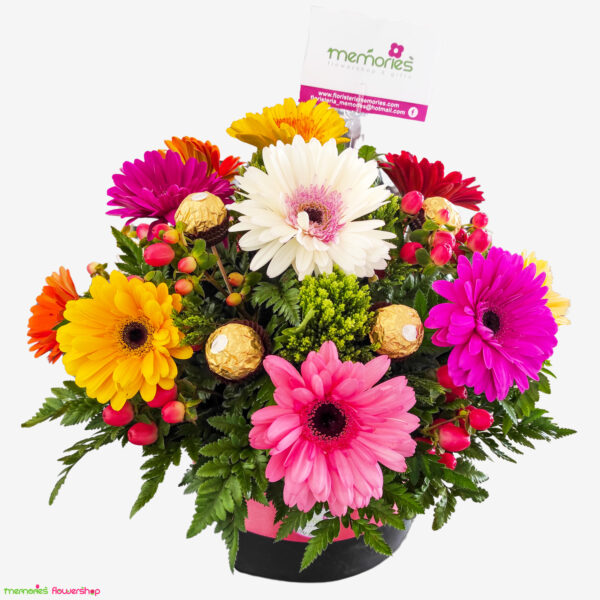 Arreglo de gerberas, hypericum, chocolates de Ferrero y follajes