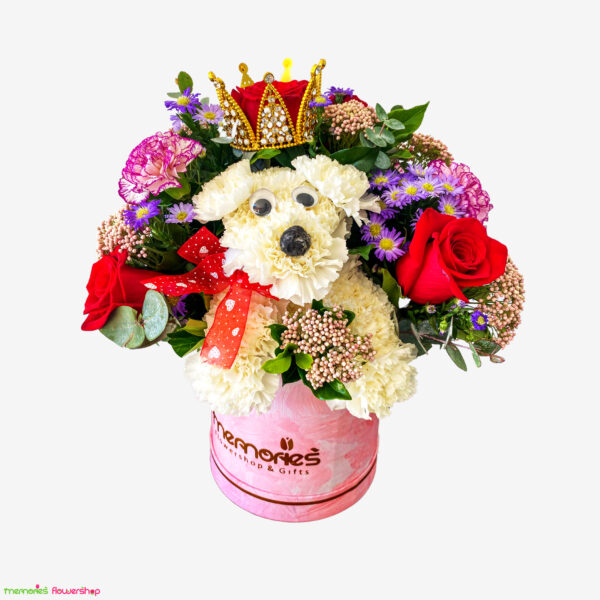 Arreglo en forma de perrito con claveles, rosas, gypsophila y follajes, decorado con una corona