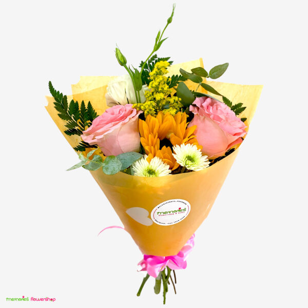 Bonito ramillete con rosas rosadas de Ecuador, girasol, lisianthus, follaje y solidago, fotografiado de frente