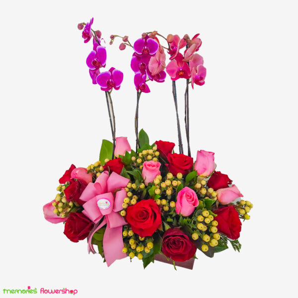 Hermoso arreglo con 2 orquídeas moradas doble vara, rosas rojas y rosadas, hipericum y follajes