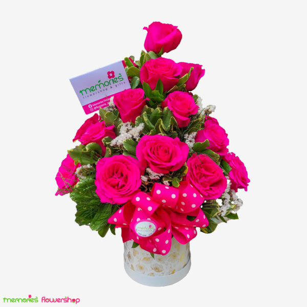 Hermoso arreglo con 25 rosas fucsia de Ecuador, amor seco y follajes