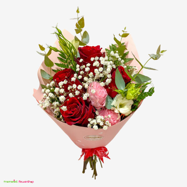 Hermoso ramillete con rosas rojas y rosadas de Ecuador, gypsophila, lisianthus y eucalipto