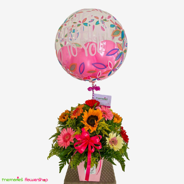 Lindo arreglo con girasoles, gerberas, solidago y follajes con un globo burbuja de happy birthday