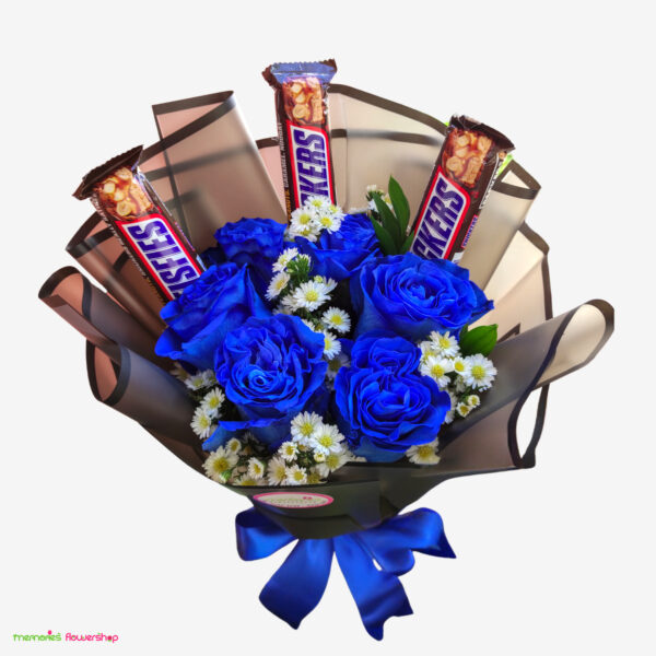 Ramillete para caballero con rosas azules de Ecuador, montecasino, follajes y chocolates Snickers.