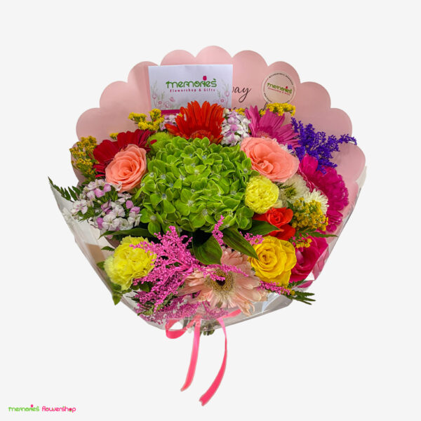 Ramillete primaveral con rosas, gerberas, hortensia, solidago, clavel, dianthus y follaje - Vista superior