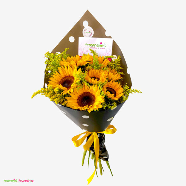 Cono de girasoles con solidago y follaje envuelto en papel coreano